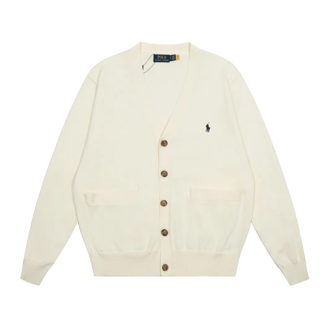 P250 Top quality" Style number: DS813# (not off the shelves all year round) [Ralph Lauren V-neck solid color pony embroidered logo jersey basic cardigan] ✅Ralph Lauren Ralph Lauren classic basic versatile knitted cardigan jacket for men and women couples ✅Main supplier platform live broadcast Wholesale entity Replenish when out of stock Not off the shelf ✅ZP quality 1:1 version Scan the code to enter the GF website Counter quality ✅Detailed quality is the only one in Guangzhou Imported quality cotton yarn, focusing on high-end, cost-effective, good quality needless to say. ✅Restore the original version. The maximum size can be worn up to 180 pounds. Loose, comfortable and stress-free. ✅The upper body is simple and easy to match. A must-have item for ootd. Good-looking clothes are never picky. A must-have for couples of the same style. Size: S-XL. Color: black, off-white, gray, navy.